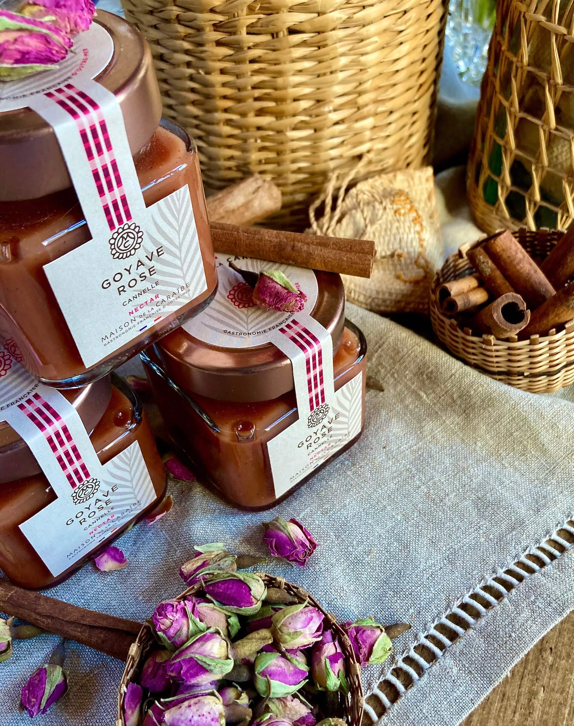 préparation de confiture dans un chaudron