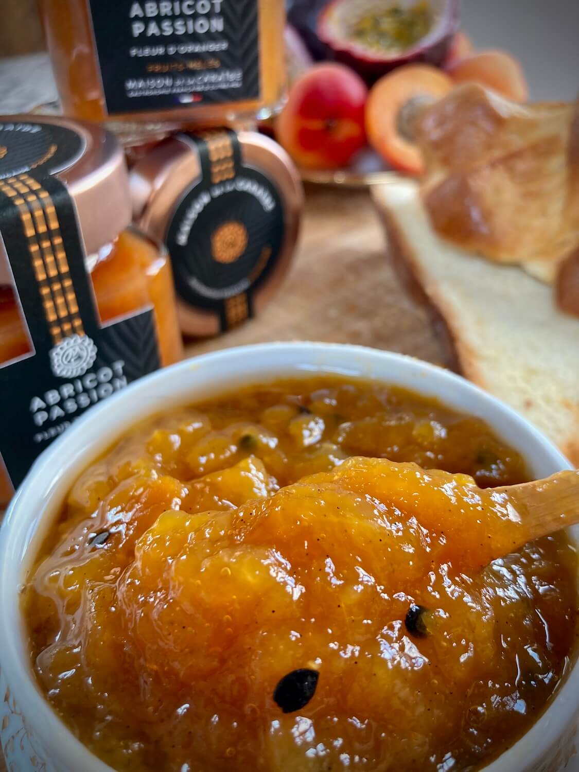 kiwis et ananas découpés en cours de cuisson dans leurs chaudrons respectifs